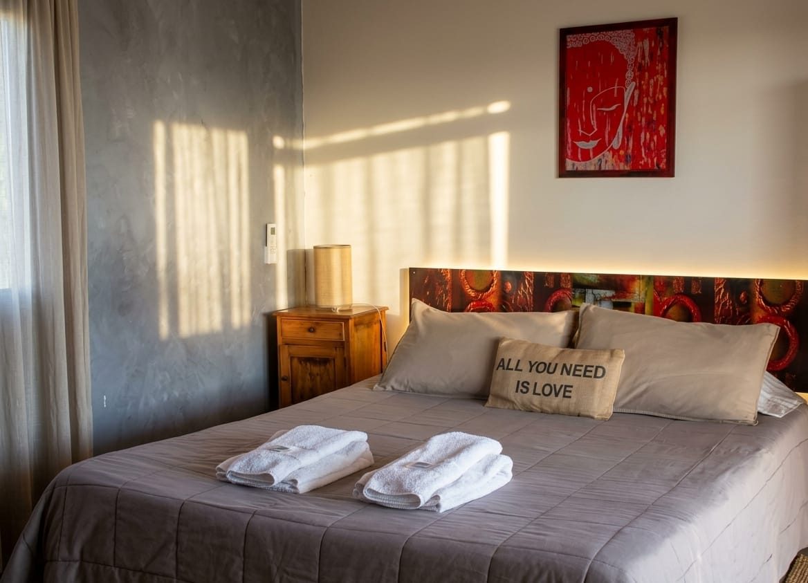 Dormitorio con cama queen size