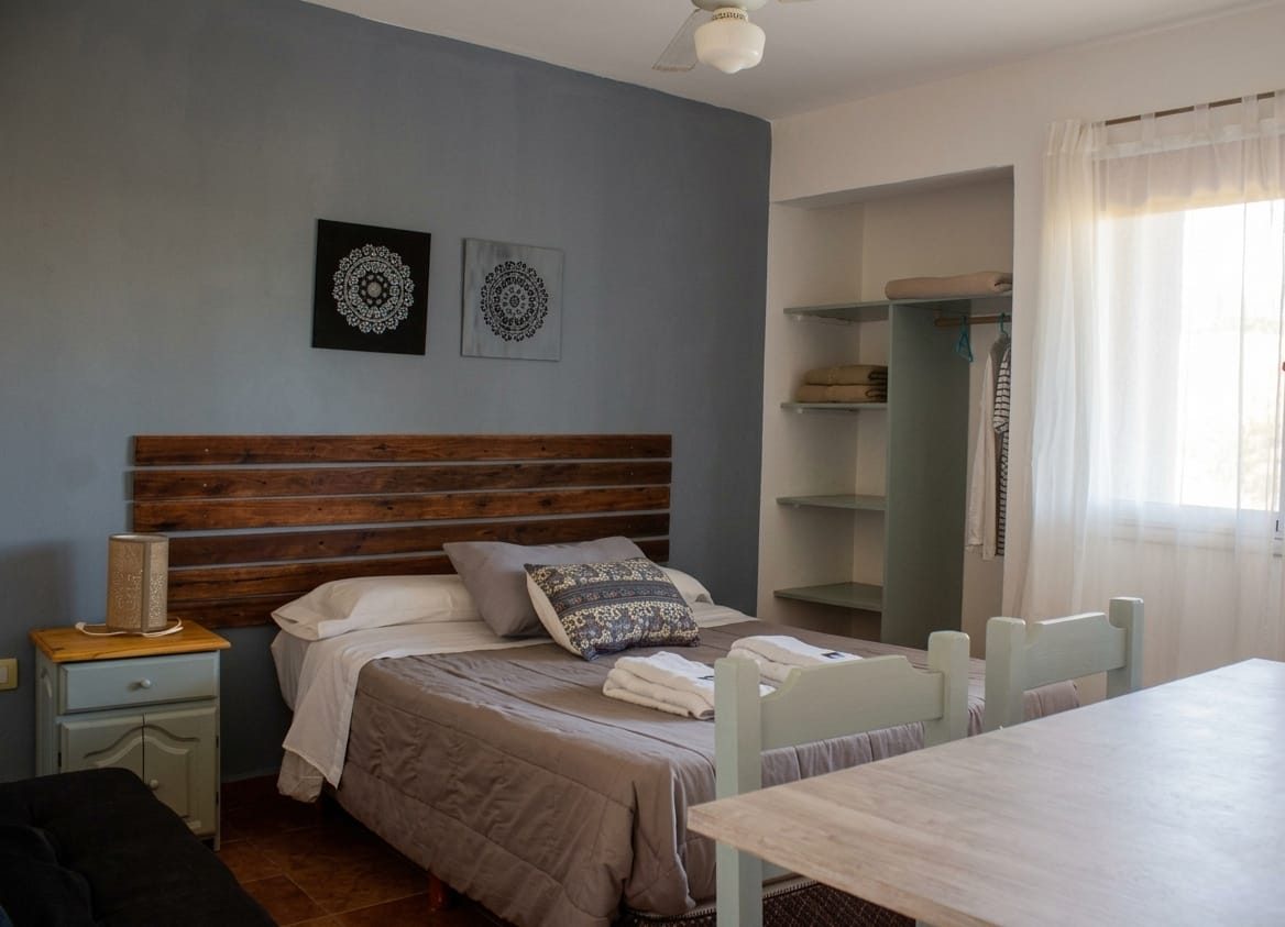 Loft con cama matrimonial y mesa