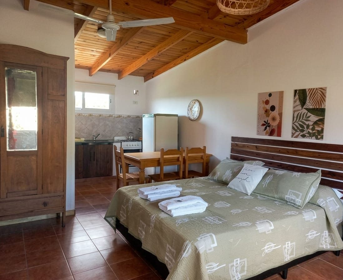 Loft con cama queen size y la cocina al fondo